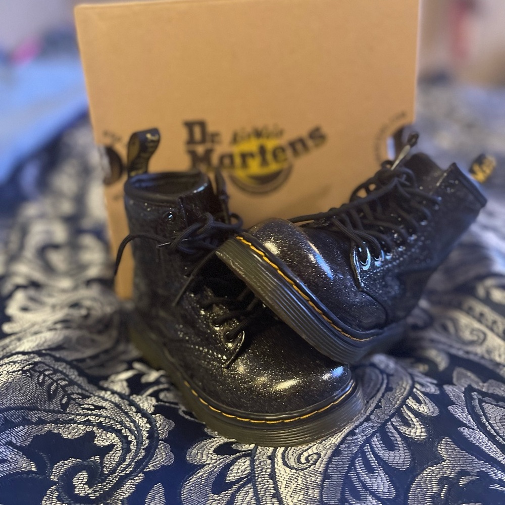 *LIKE NEW*. Excellent condition. Black glitter Dr.Martens boots